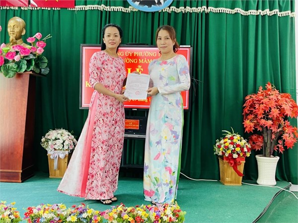 Lễ kết nạp Đảng viên mới (đồng chí Nguyễn Thị Diệp)